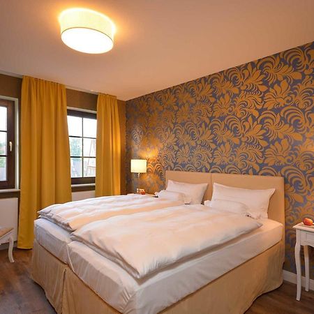 Hotel Am Kirchplatz Заксенхайм Экстерьер фото