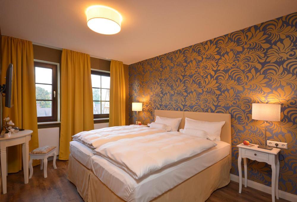 Hotel Am Kirchplatz Заксенхайм Экстерьер фото