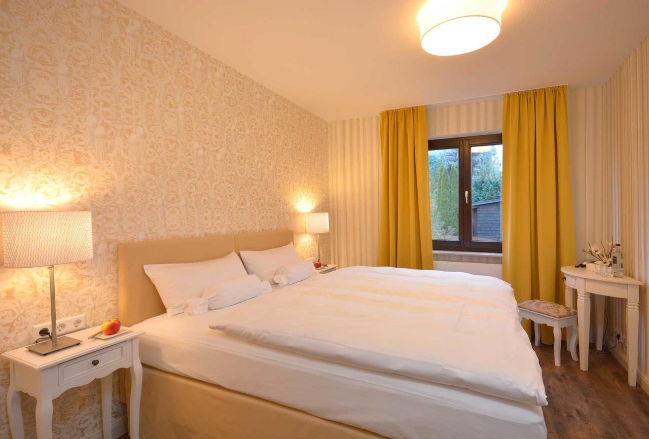 Hotel Am Kirchplatz Заксенхайм Экстерьер фото