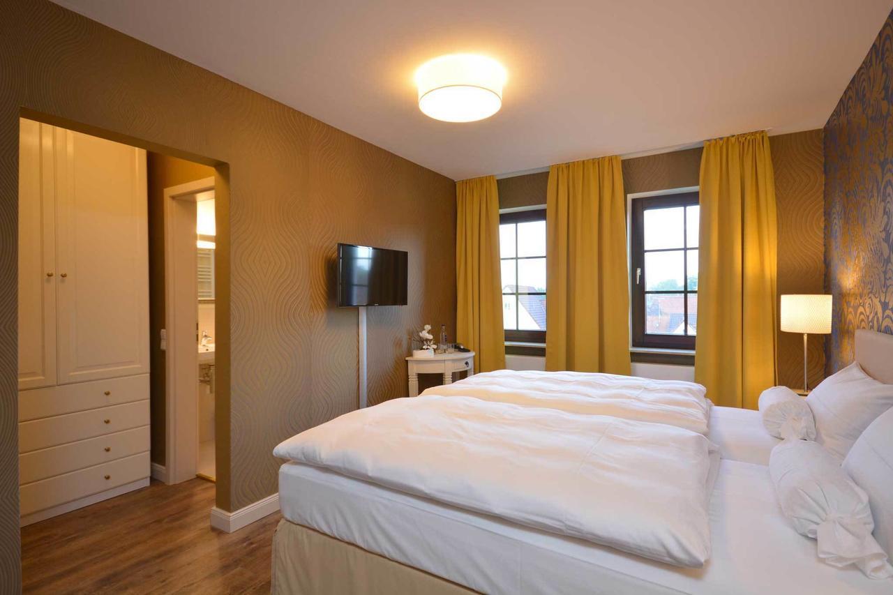 Hotel Am Kirchplatz Заксенхайм Экстерьер фото