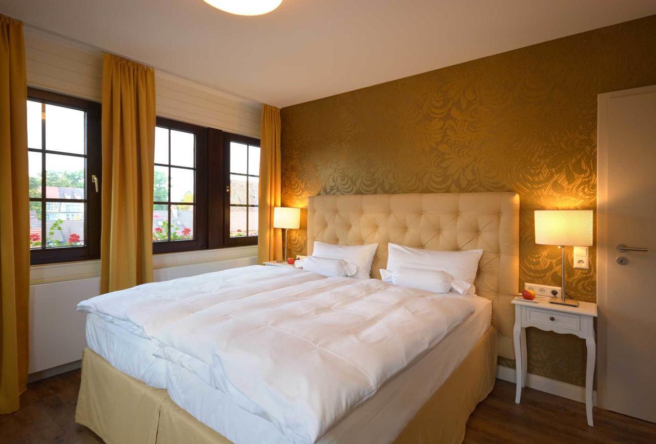 Hotel Am Kirchplatz Заксенхайм Экстерьер фото